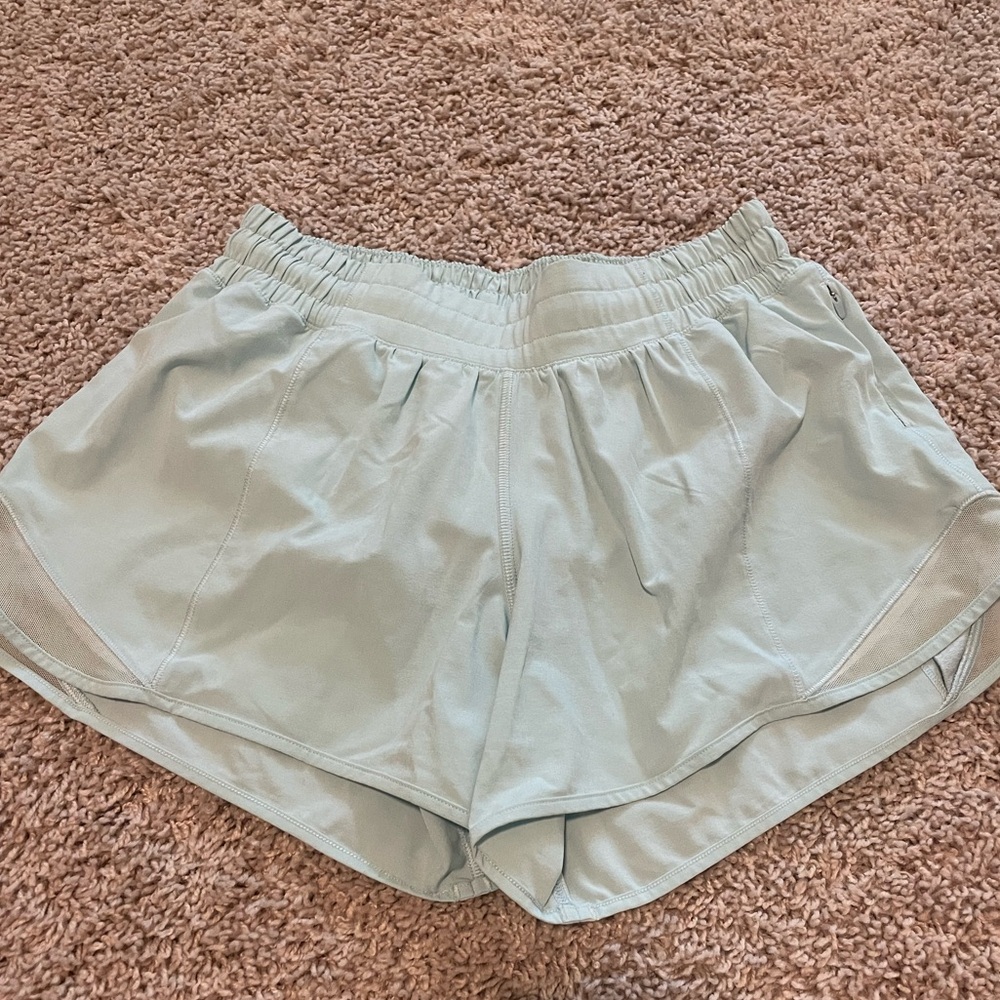 Lululemon Hotty Hot Shorts 4’ size 6